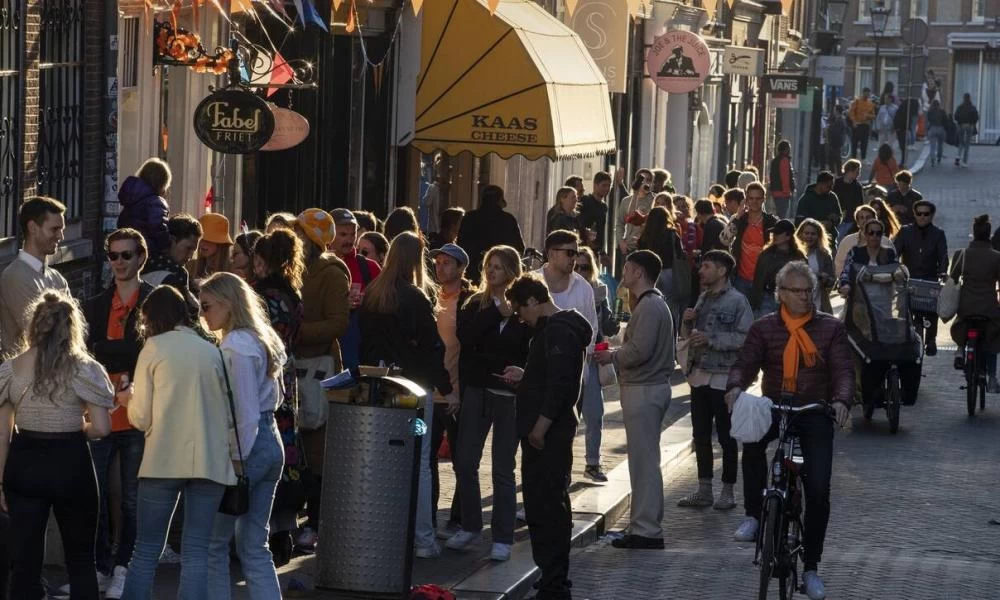 Ολλανδία: Αίρονται σχεδόν όλα τα μέτρα κοινωνικής αποστασιοποίησης
